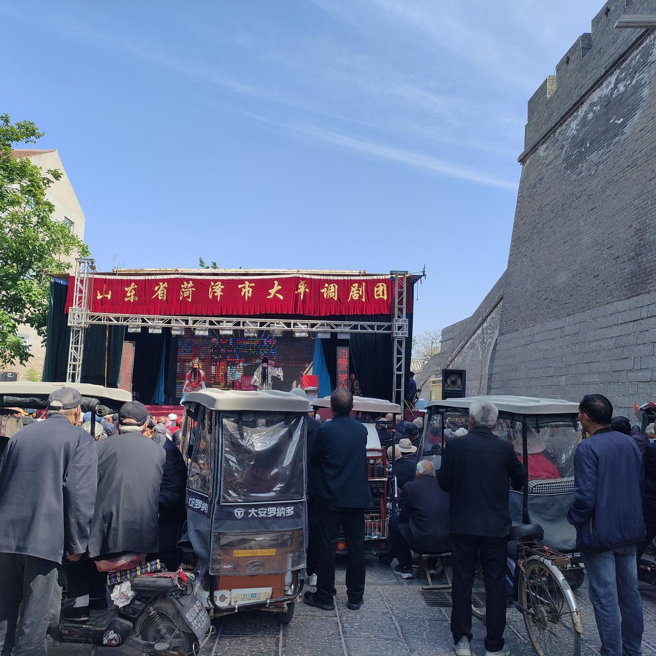 古城下的戏剧表演。在河南浚县古城遇到戏剧表演，吸引了很多观众，虽然都是老人家了，