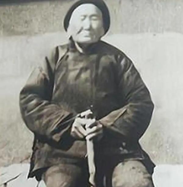1941年，老妇人主动请汉奸侄子吃饭，凑在侄子耳边悄悄说道：“想办法帮我弄来三百
