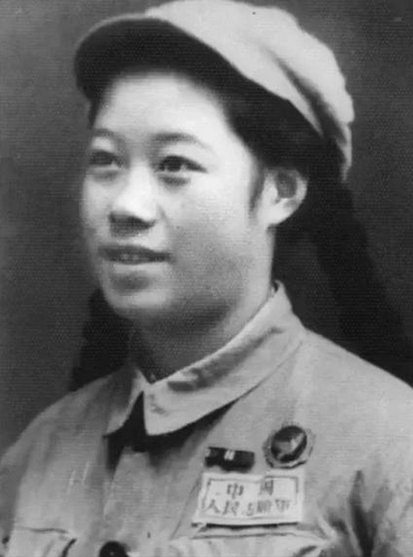 1952年上甘岭，17岁女兵用嘴为重伤员排尿，军长亲批7个字，她却把惊天功劳藏了