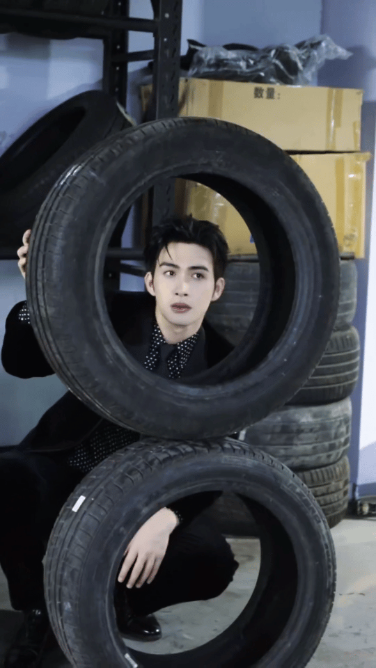 张彬彬修什么车来修我 看到张彬彬在修理厂穿西装，我懂了什么叫“破碎感”与“力量感