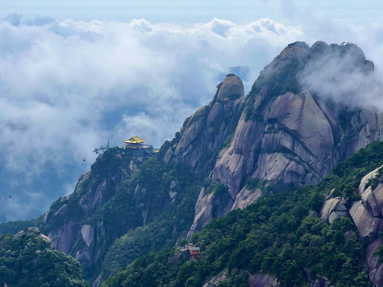 相册里随便找了一张照片，然后配上这个BGM，想看看你们拍的。摄影 云雾缭绕人间仙