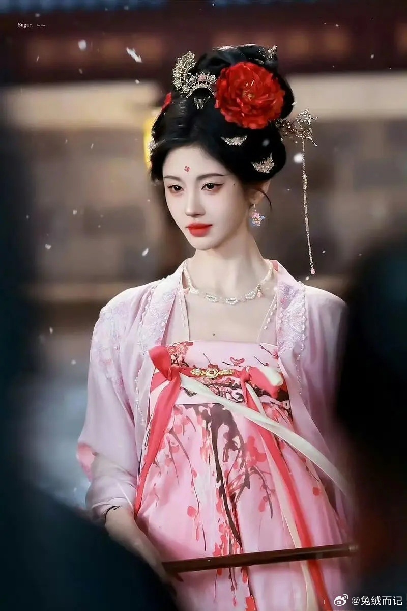 鹤男这是在模仿鞠婧祎的造型吗 