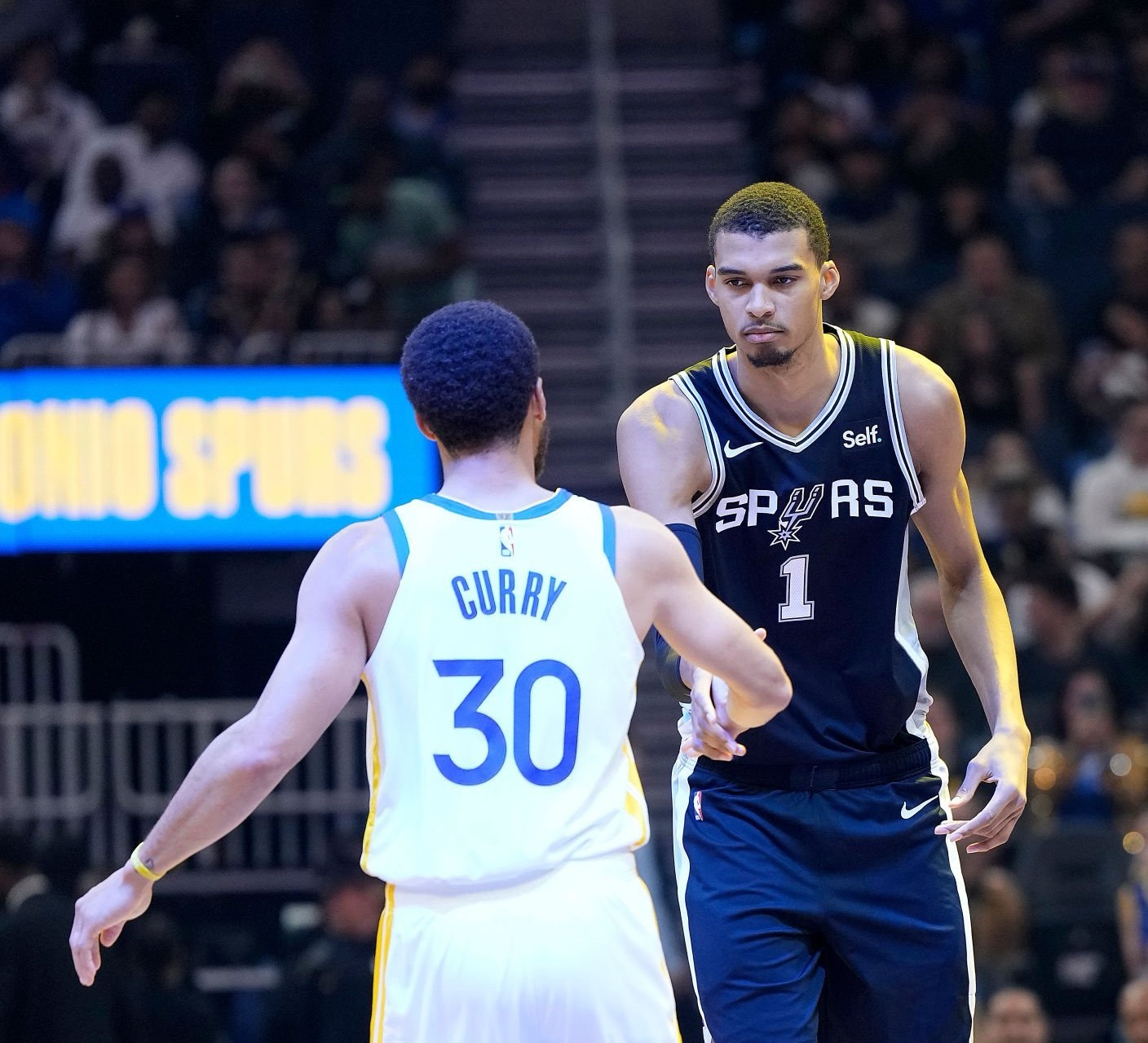 全是烟雾弹勇士更新今日对阵马刺的伤病情况昨天报道可能休息的库里￼和格林都不在伤病