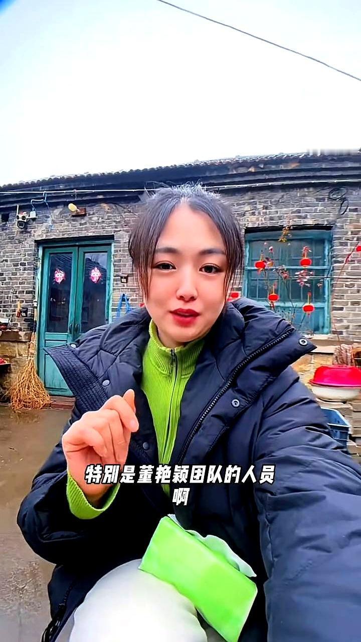 三姐董男憋了快半年，终于甩出一句“母女平安”，粉丝瞬间炸锅。
 
评论里董家全员