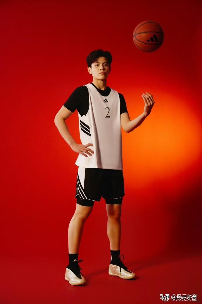 杨舒予正式签约阿迪达斯！

3月19日，阿迪达斯官宣与中国女篮队长杨舒予签约。这