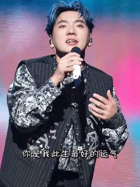 海来阿木演唱会落下帷幕，在全场大合唱结束后，他双膝跪地，向台下万千观众深深叩拜。