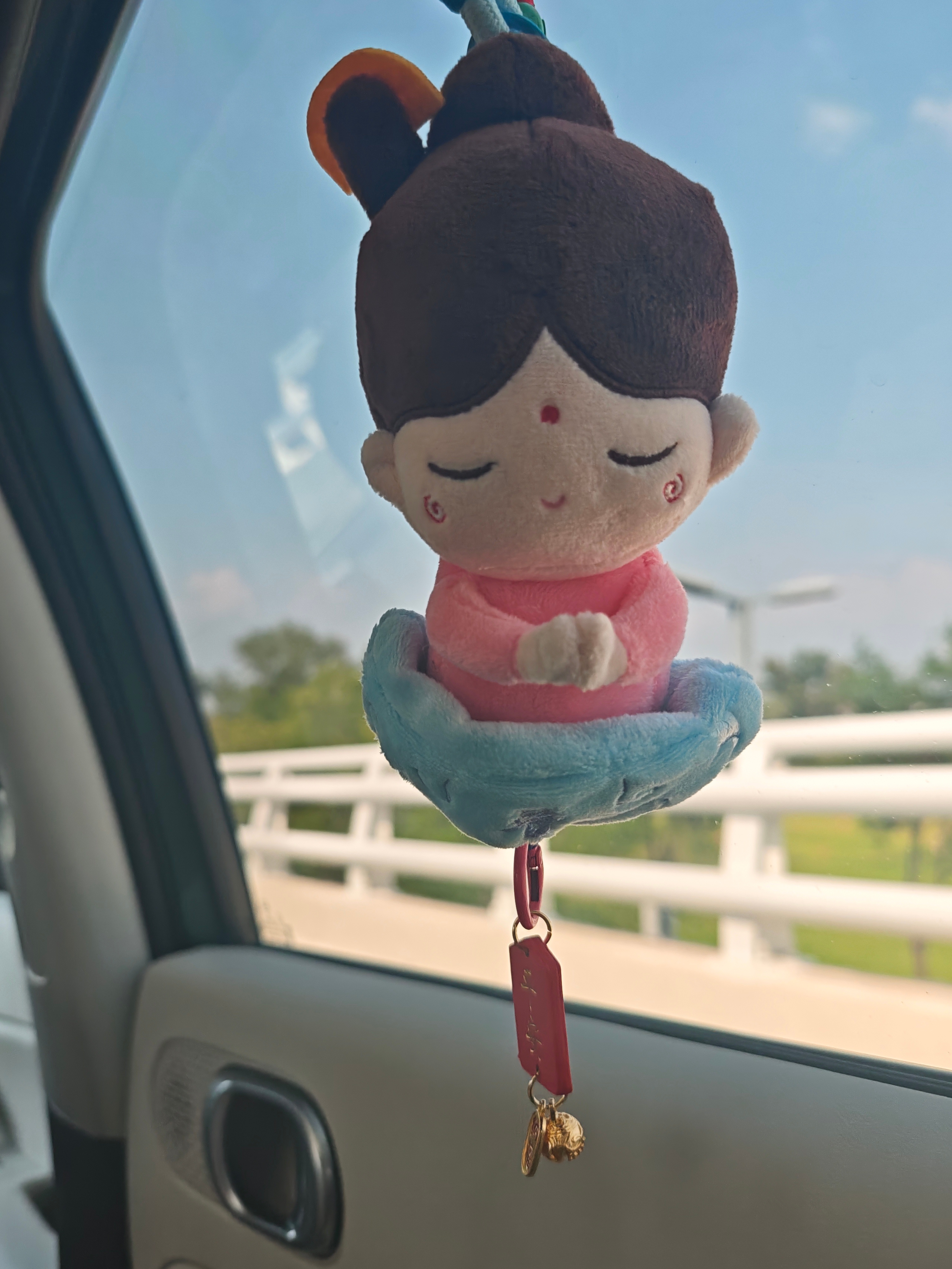 今天陪老爷去挑选中秋节准备定制的礼盒看到了好多可爱的小文创带了一个水母娘娘回家