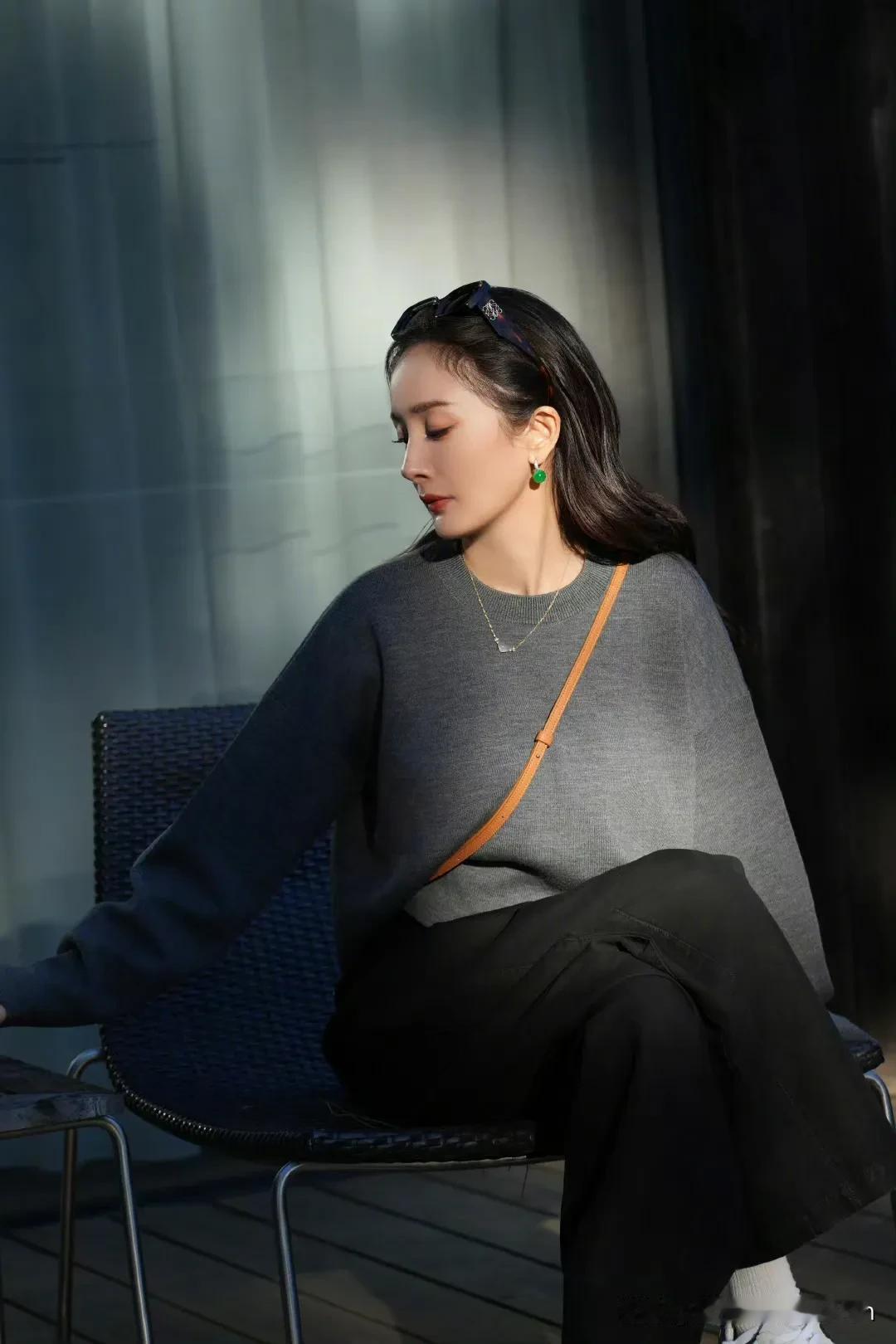 杨幂温柔的光线洒下，享受片刻宁静🍃✨