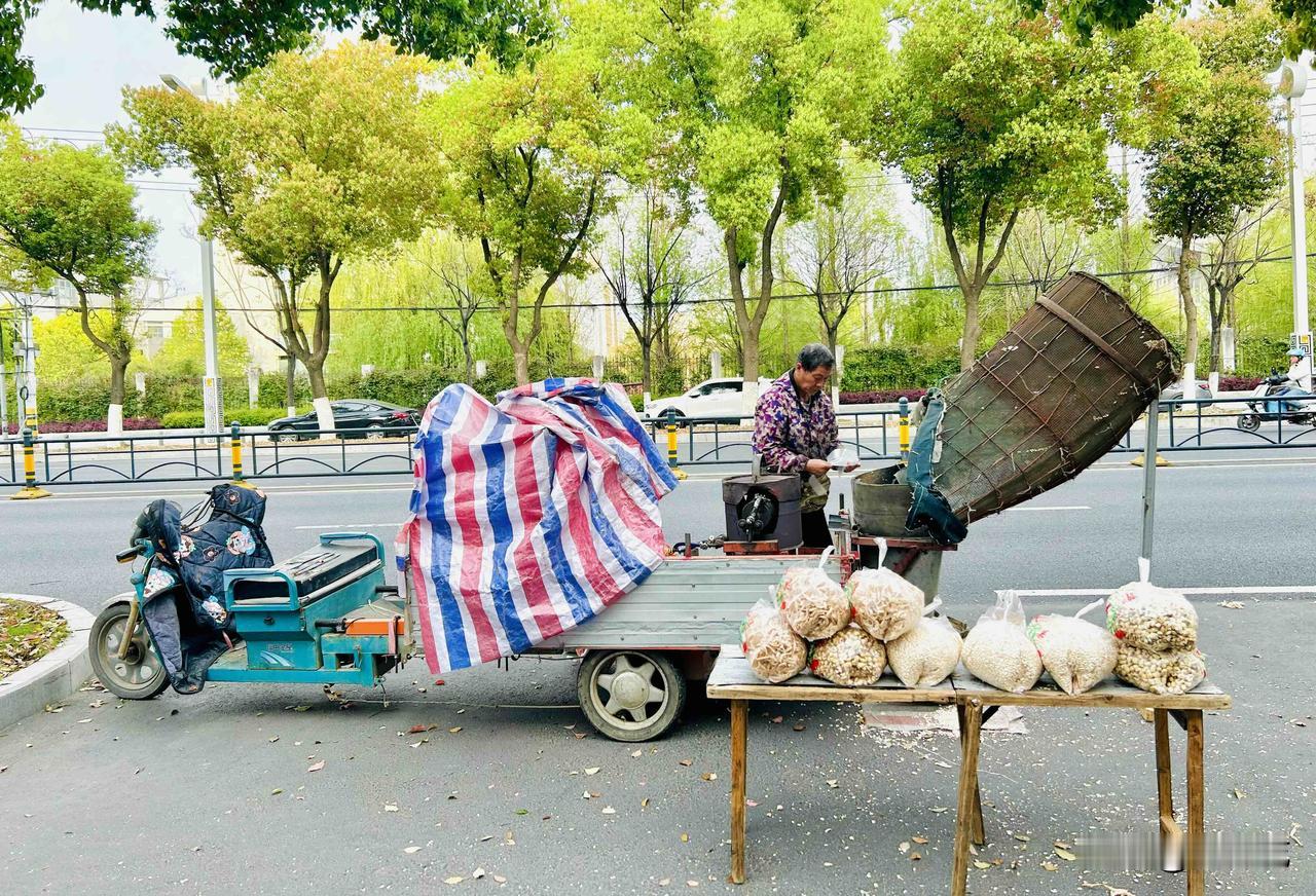 街头爆米花制作（随手拍）—烟火气十足！昨日，我在城西航空路信步闲逛，“嘭”的一声