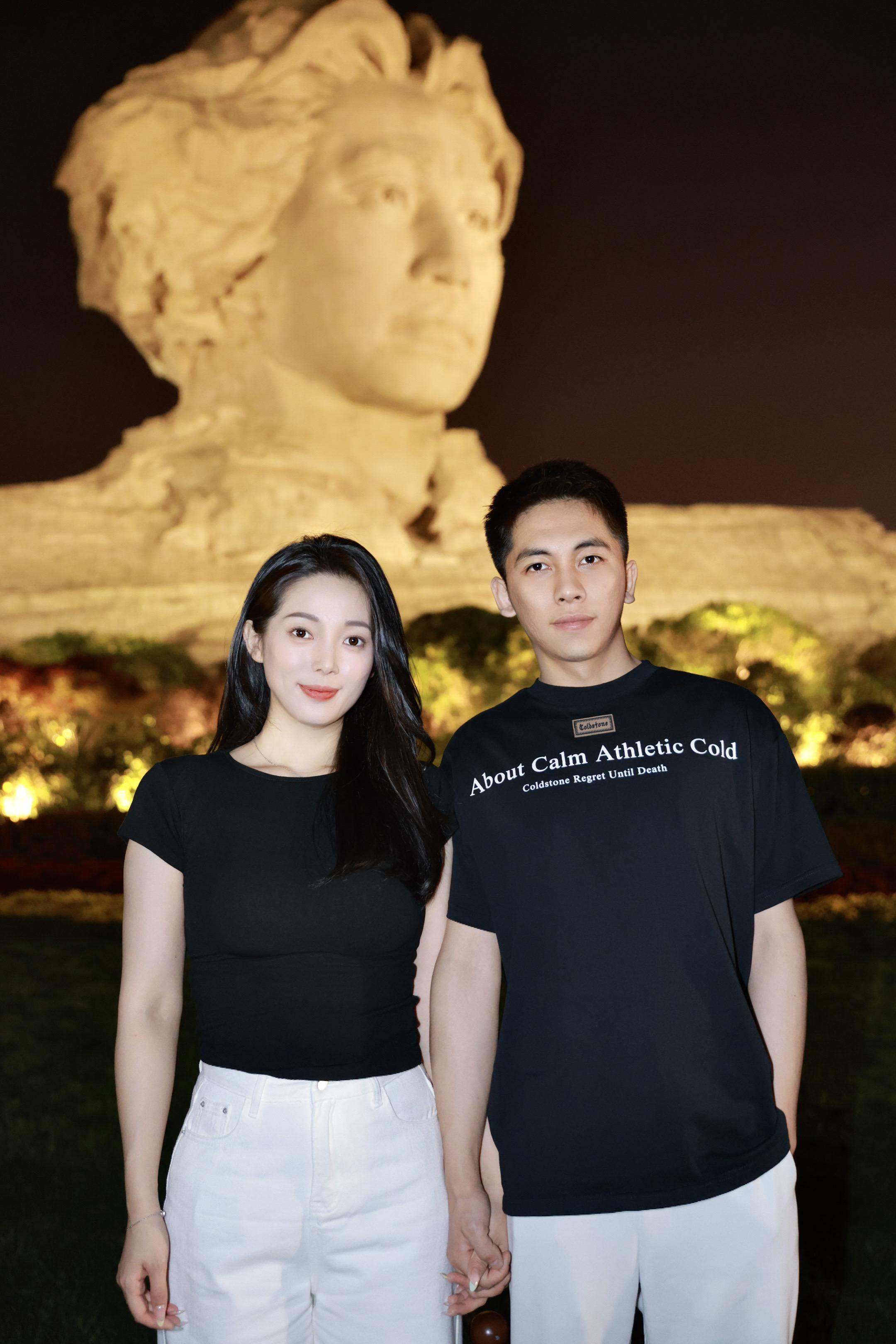 吹湘江的风 追五角星的光。