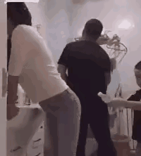 浑身是嘴都说不清了！妻子在梳妆镜前自恋呢，突然感觉到臀部一凉，有莫名的液体浇上去