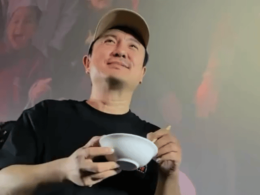 龙餐馆路演沈腾现场撒饭一饭封神 别人追星收签名，长春粉丝直接收饭，沈腾的宠粉方式