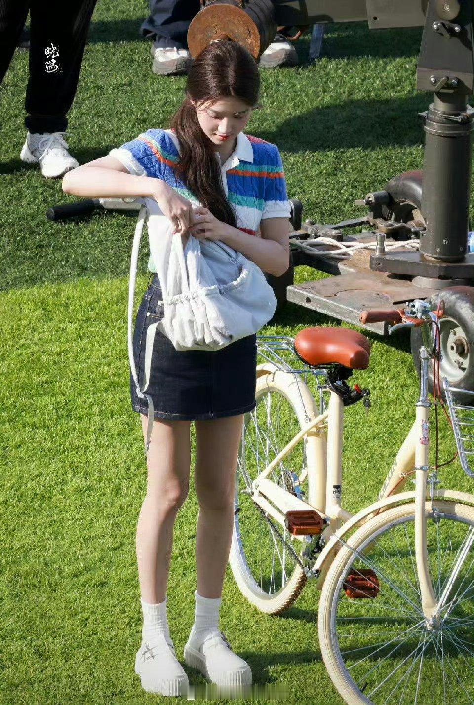 卢昱晓折月亮路透，好元气好甜美！ ​​​妹宝好适合鲜藕 ​​​