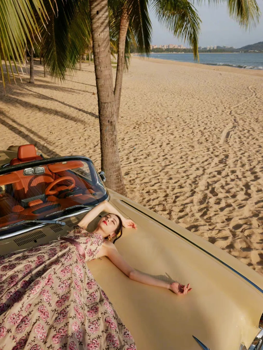 迪丽热巴在三亚也太美了吧!三亚跑车真好拍