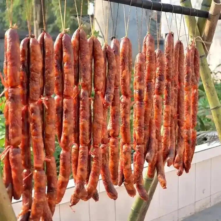 上海人冬天会灌腊肠吗？
每年冬天年前我妈都要去菜市场灌一个后腿的腊肠，阳台上晒的
