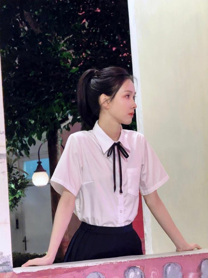 陈都灵校服版  陈都灵偷偷拍系列的开朗庄寒雁 各位 “嘟粉” 们，福音到啦！咱们