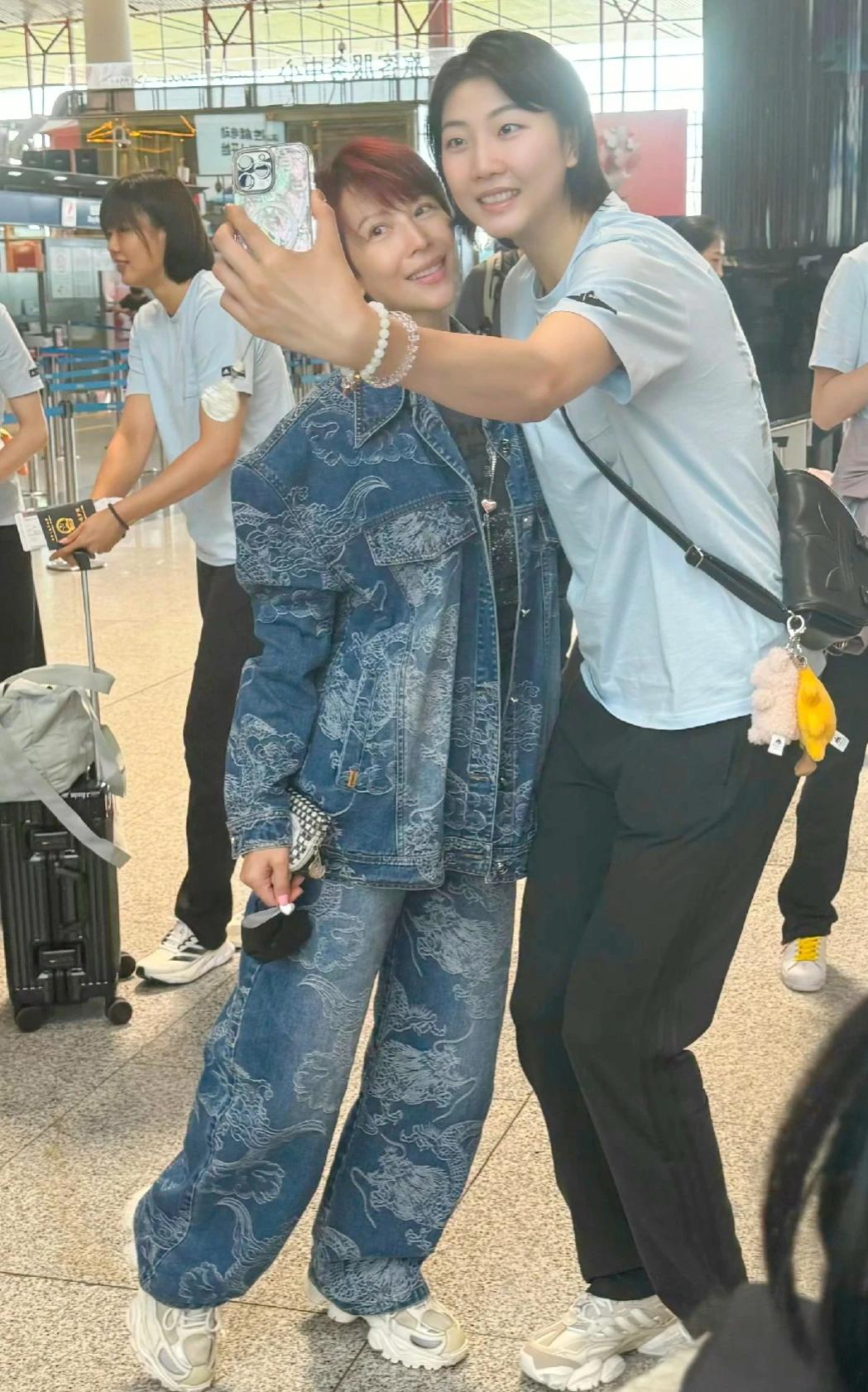“皇后娘娘”蔡少芬机场偶遇中国女排，然后像小迷妹一样上前询问是否可以合影。
和袁