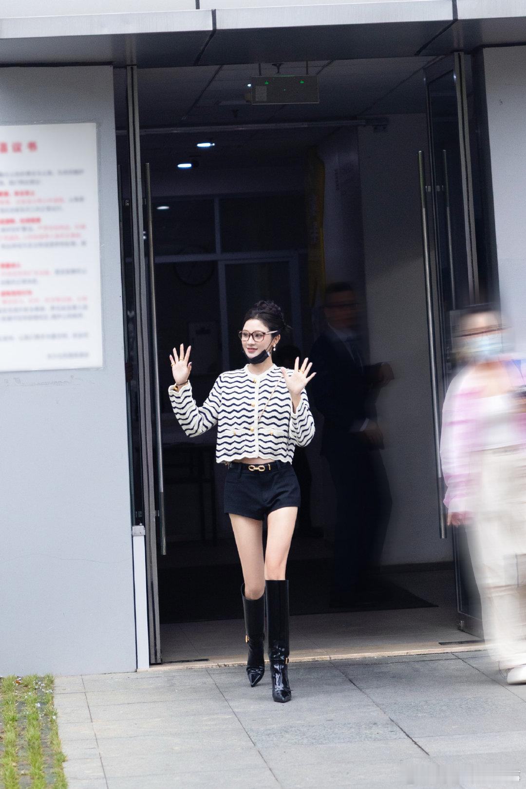 彭小苒不白来都不白来你好星期六 彭小苒这上班路透直接美出圈！又甜又飒的造型，加上