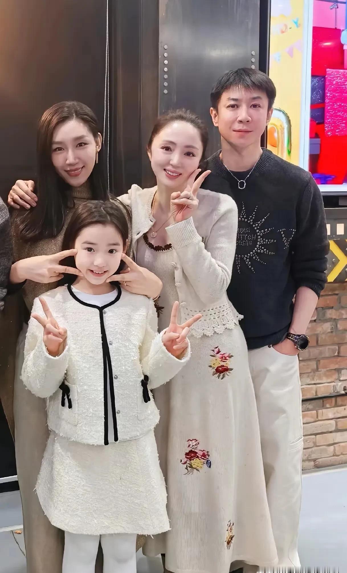 剪掉“汉奸头”，扔掉大金表。
张维伊，曾经那个顶着油腻中分、戴着晃眼金表、挂着耳