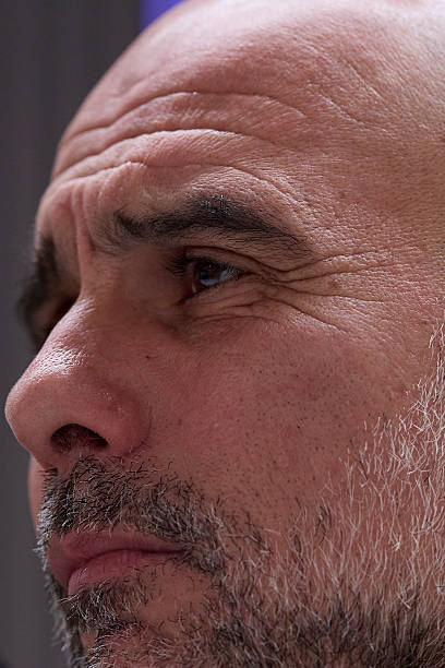 这老头永远都是意见接受，态度照旧，我这手怎么伸不进屏幕啊