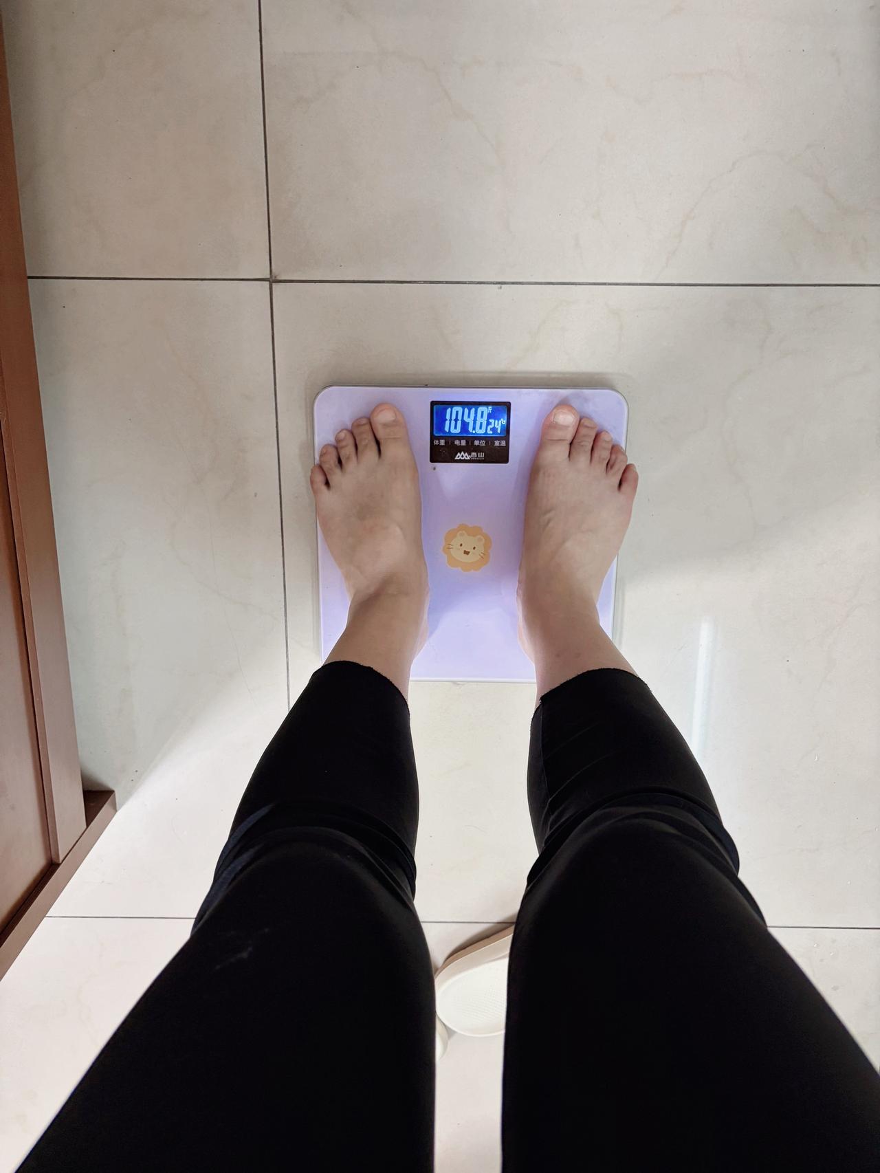 自律减脂健康餐，目标95斤，加油
今日减脂早餐：全麦面包+无油煎蛋+番茄+纯牛奶