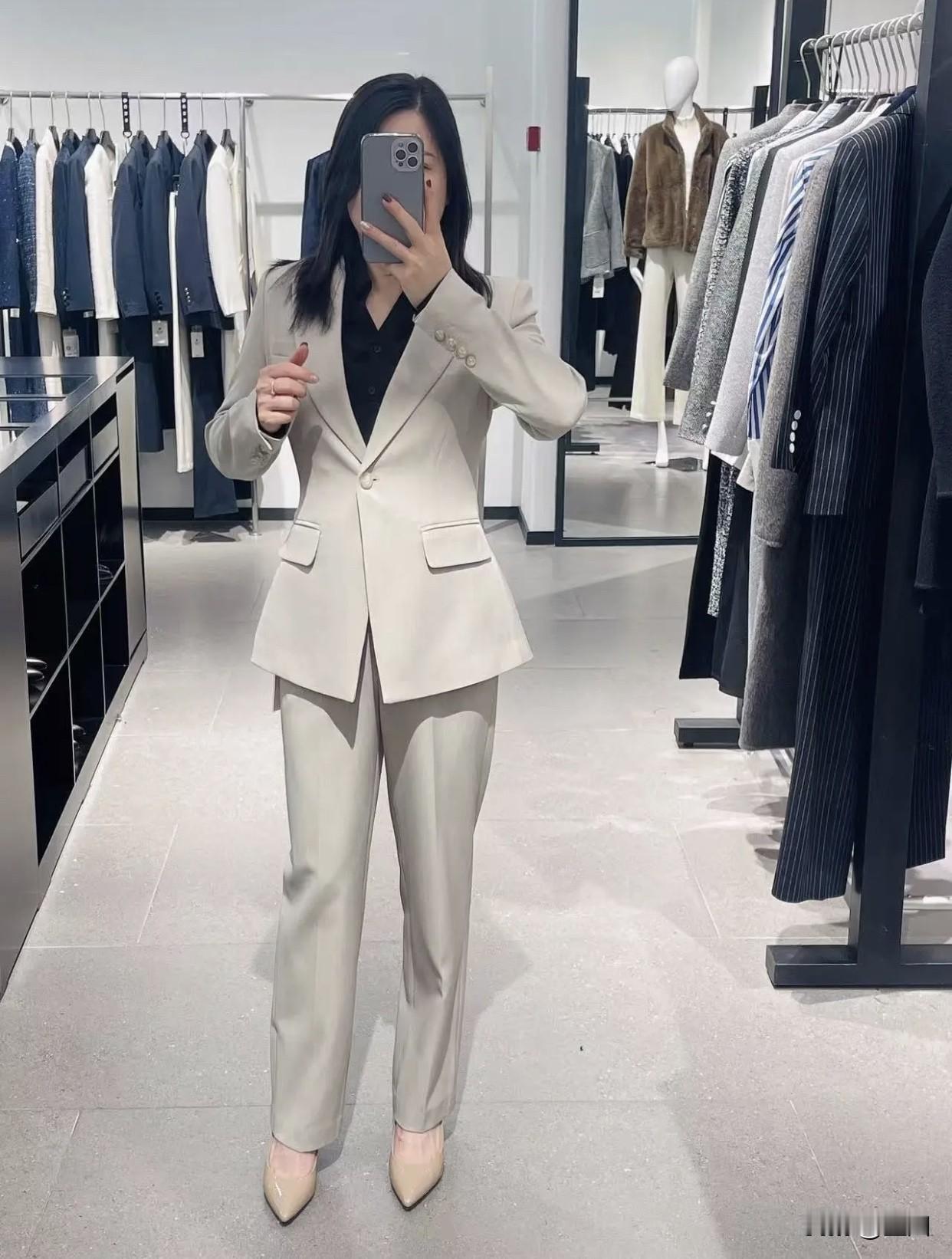 职场穿搭怎样更显女人味?纯白色职业套装搭裸色通勤高跟鞋