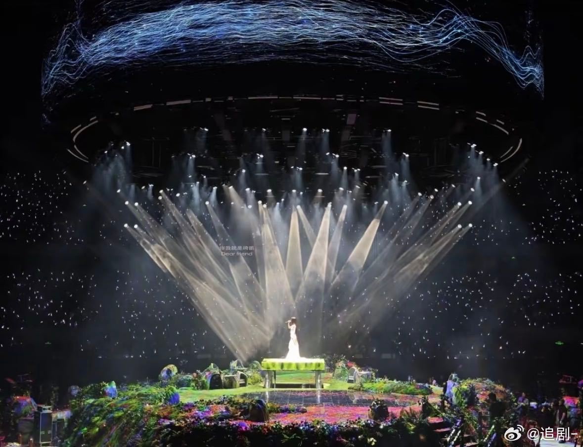 单依纯四面台舞美效果 单依纯2.0舞台舞美犯规！四面蛋岛舞台灵动又高级，旋转升降