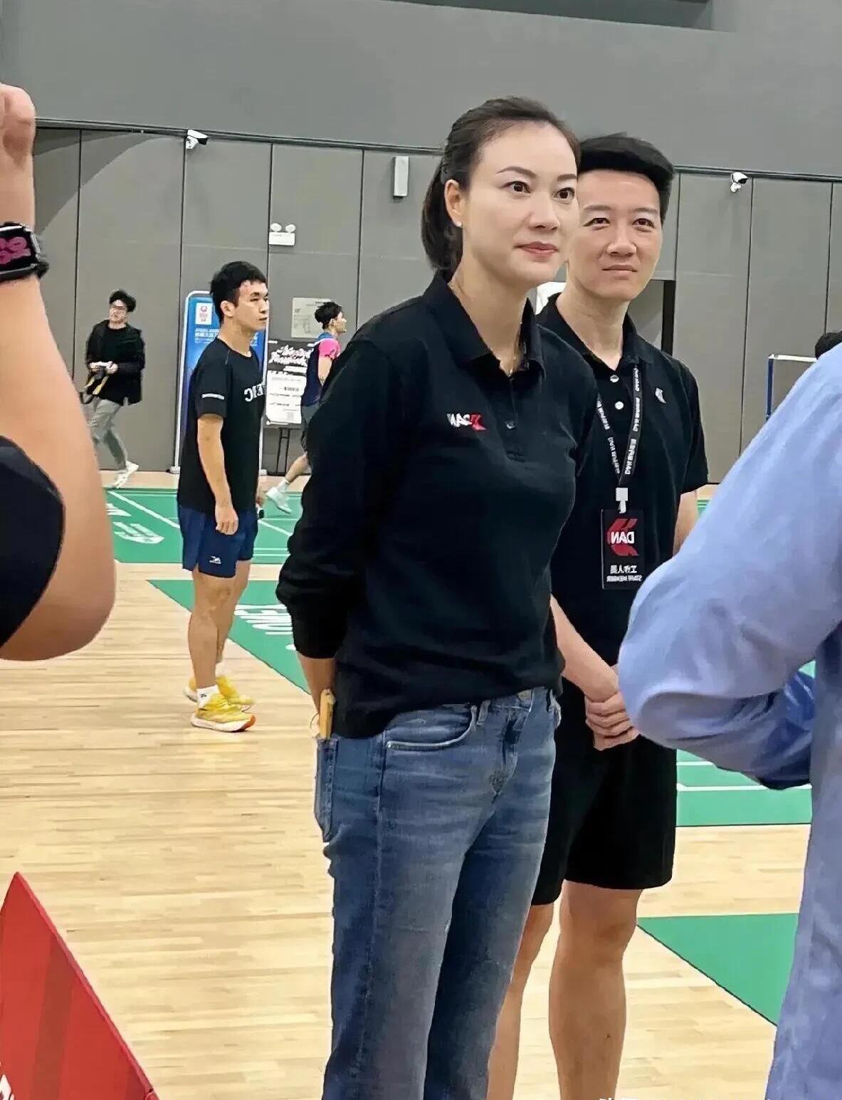 她看着一脸的凶相，这种站姿会是什么级别的呢？她和娱乐圈里的梅婷一样，不化妆也挺好