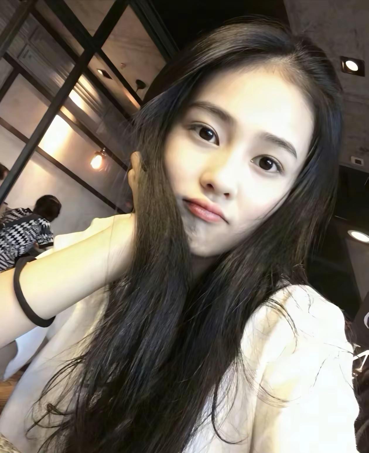 很多人说人不能总活在过去 但我总是对她的早期念念不忘 早期的她鲜活又真诚 眉眼之