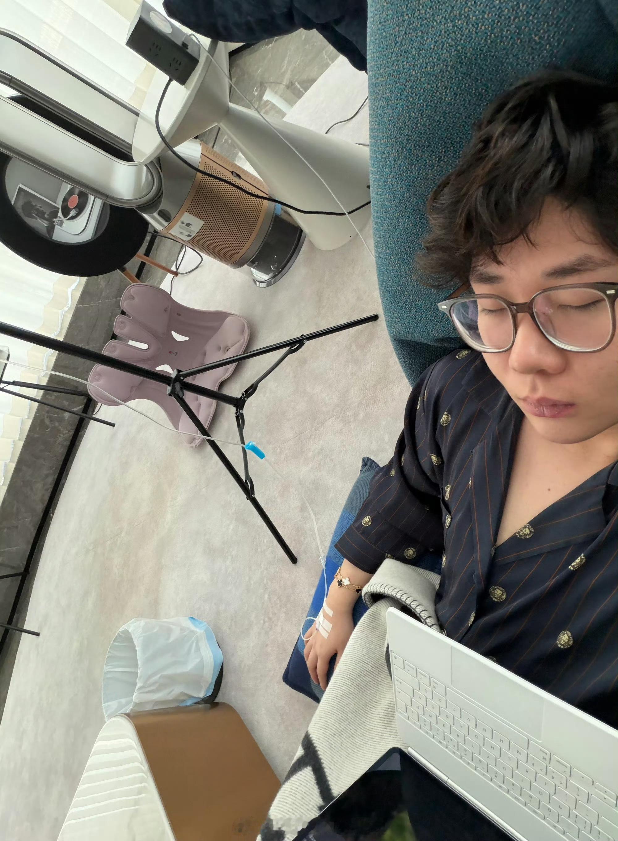 小黄豆已病倒怀疑是见到偶像太过兴奋，直接体力透支病倒啦。 