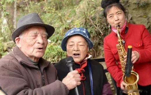 老年人快去唱唱歌吧，唱歌能长寿。这可不是胡说八道，这是专家总结出来的养生之道。专