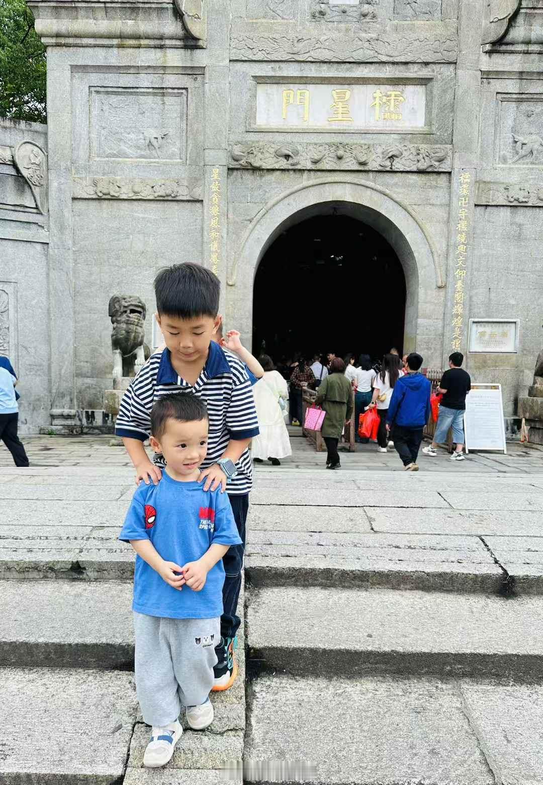 说走就走的祈福之旅。10 大 6 小，一早从长沙出发。最小的只有 29 个月，但