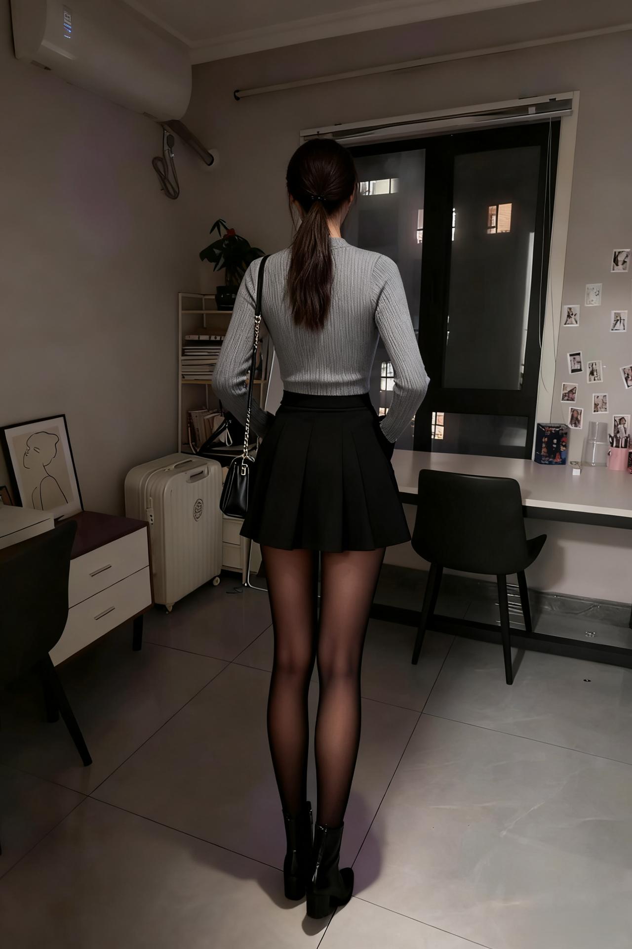 黑丝是夜的皮肤
包裹着她的等待
她站在窗前
像一株沉默的植物
等待着风的问候
等