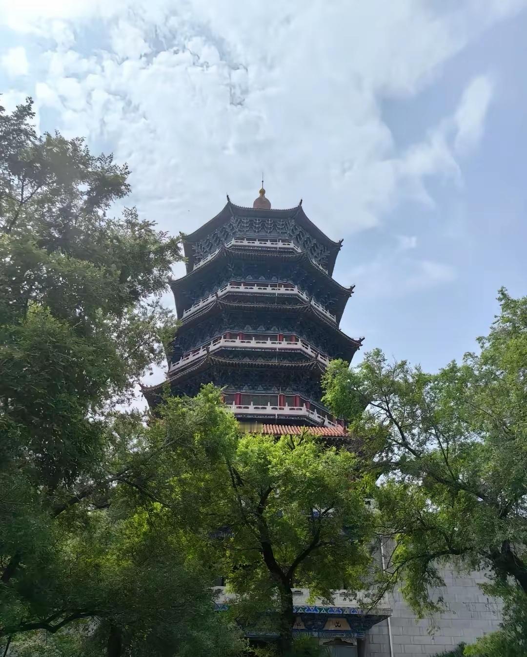 下联：风摇古寺钟。