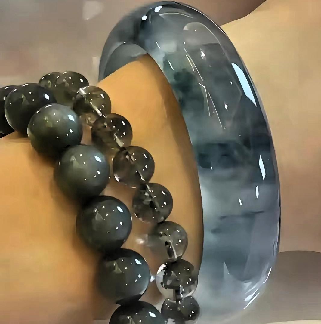 我妈戴了三年的地摊镯子
前几天因为手腕疼去玉器店看看
结果师傅一上手就惊了：“这