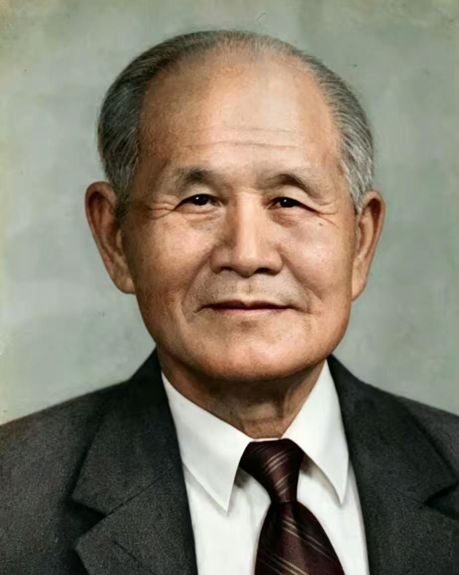 琼籍首位工程院院士曾德超！

​曾德超1919年生于海口迈德村，少时本村经学堂启