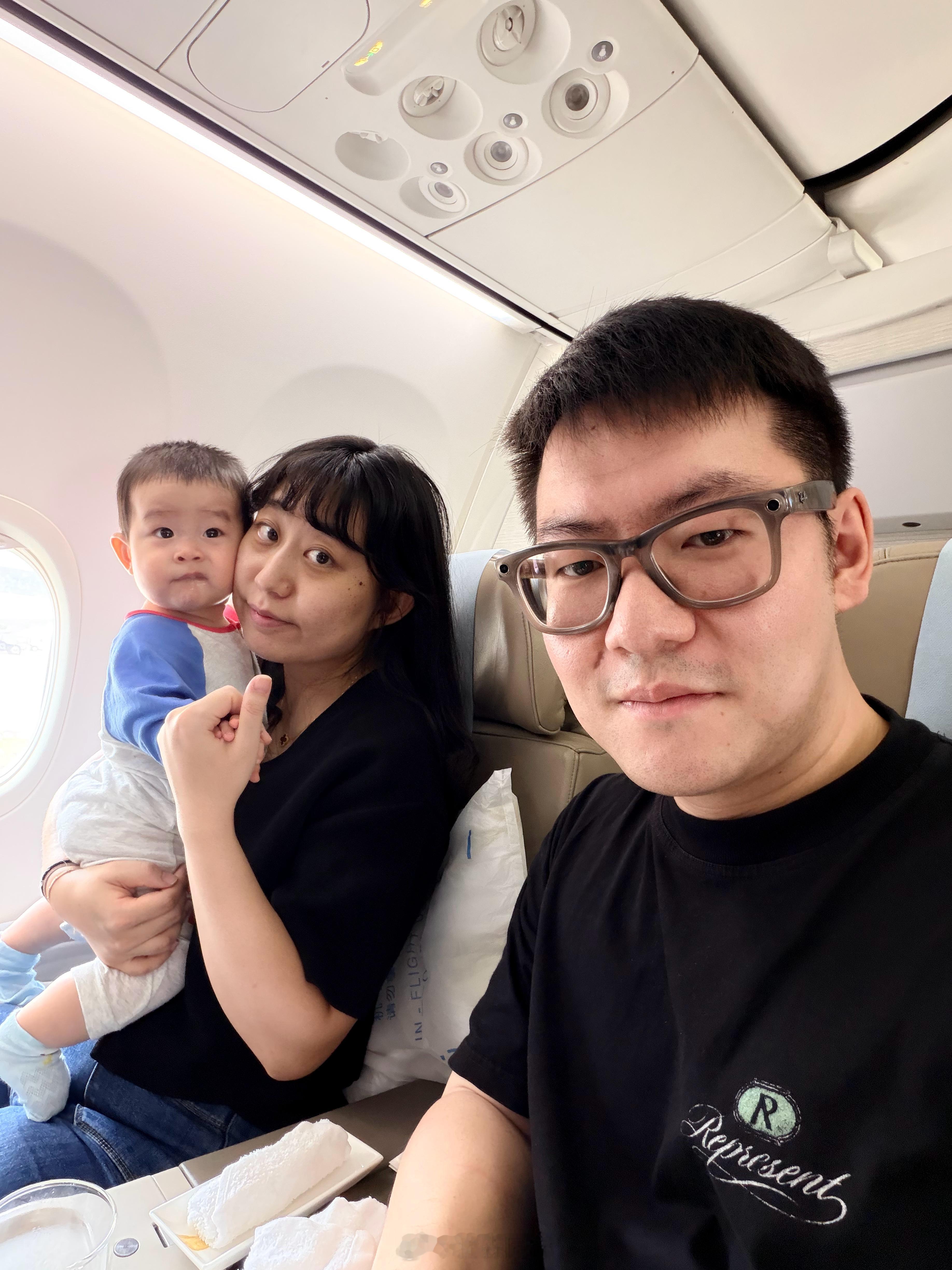 带9个月小宝贝出发上海[坏笑]小朋友第一次坐飞机看看是什么感受 ​​​