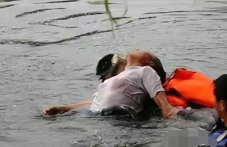 是那家的孩子不小心落水，多亏了这个年轻人把他救上来