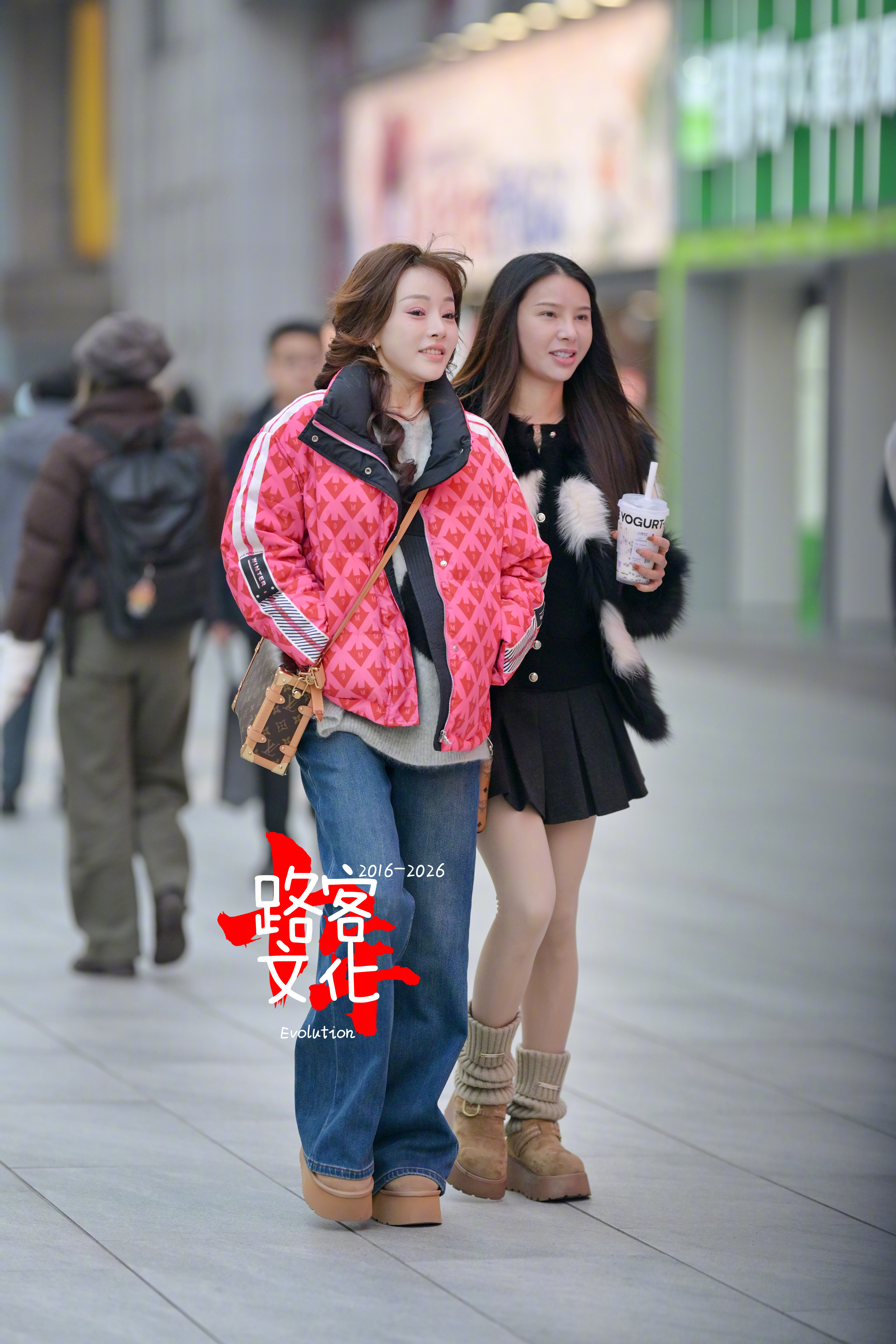 粉色外套有点潮哈！ 