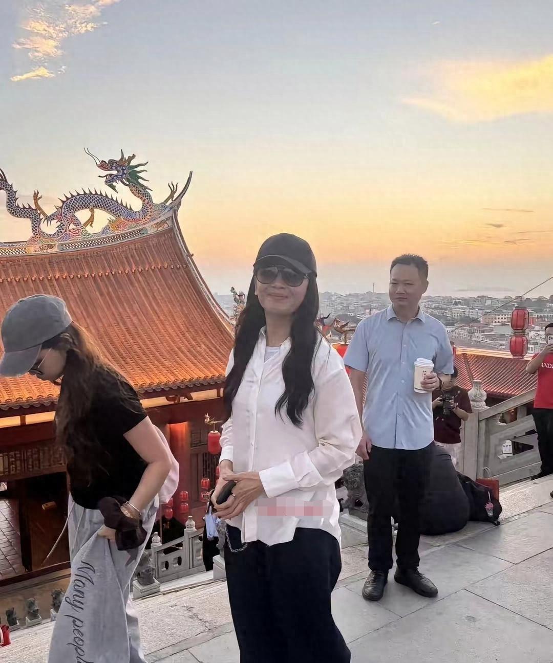 刘涛现身湄洲岛妈祖海祭大典，她身穿白上衣黑裤子，戴鸭舌帽和墨镜，没有助理保镖，自
