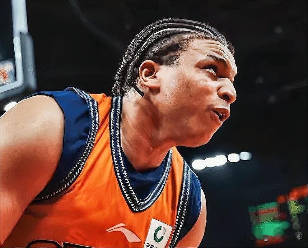 上海外援洛夫顿真是难堪大用！在今日浙江方兴渡对阵上海的比赛中，小胖洛夫顿半场投篮