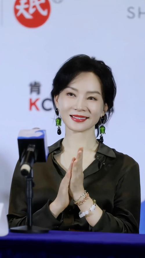上海国际电影节中国影视之夜活动开启，实力派演员陈数优雅现身红毯。她一身简约大气礼