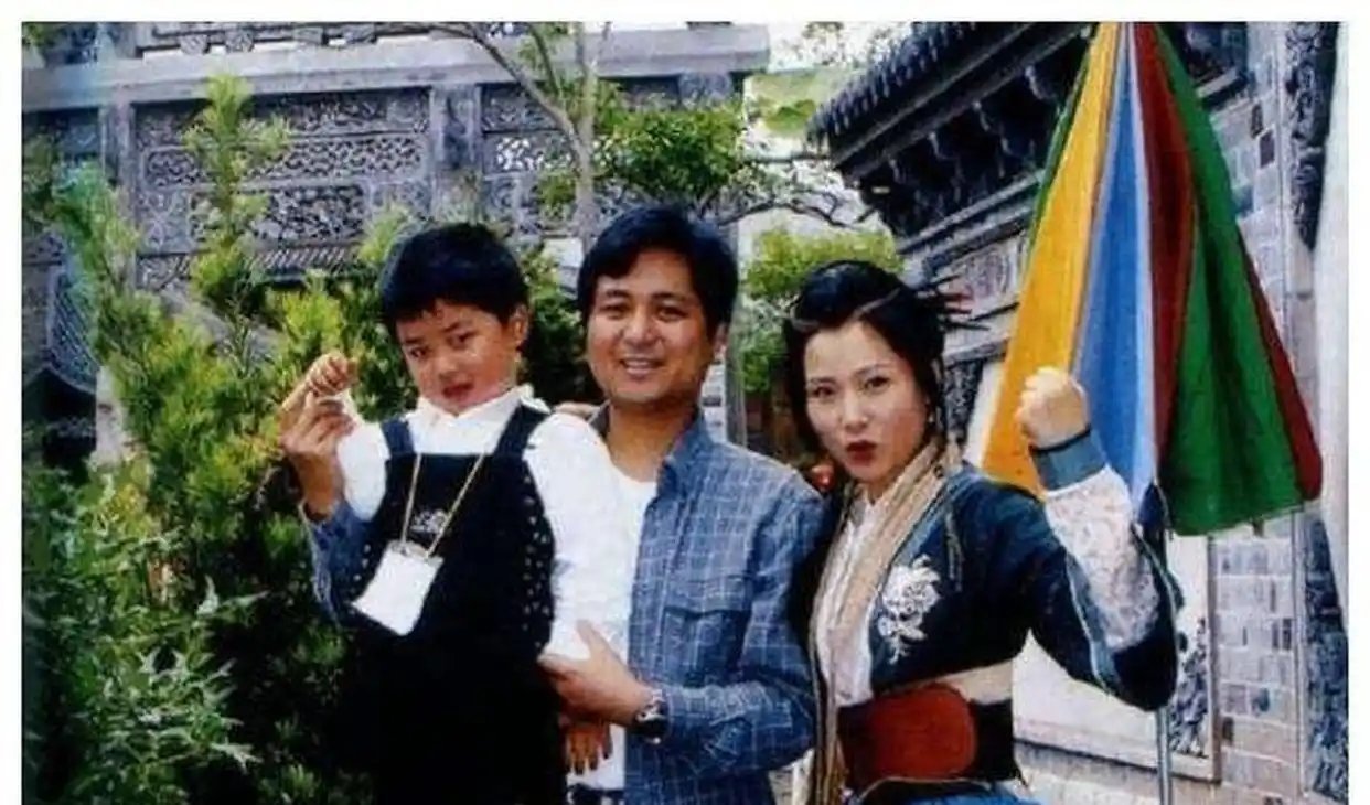 何赛飞与老公杨楠一见钟情，裸婚嫁初恋，丁克10年生娃，结婚37年的她，被宠上天了