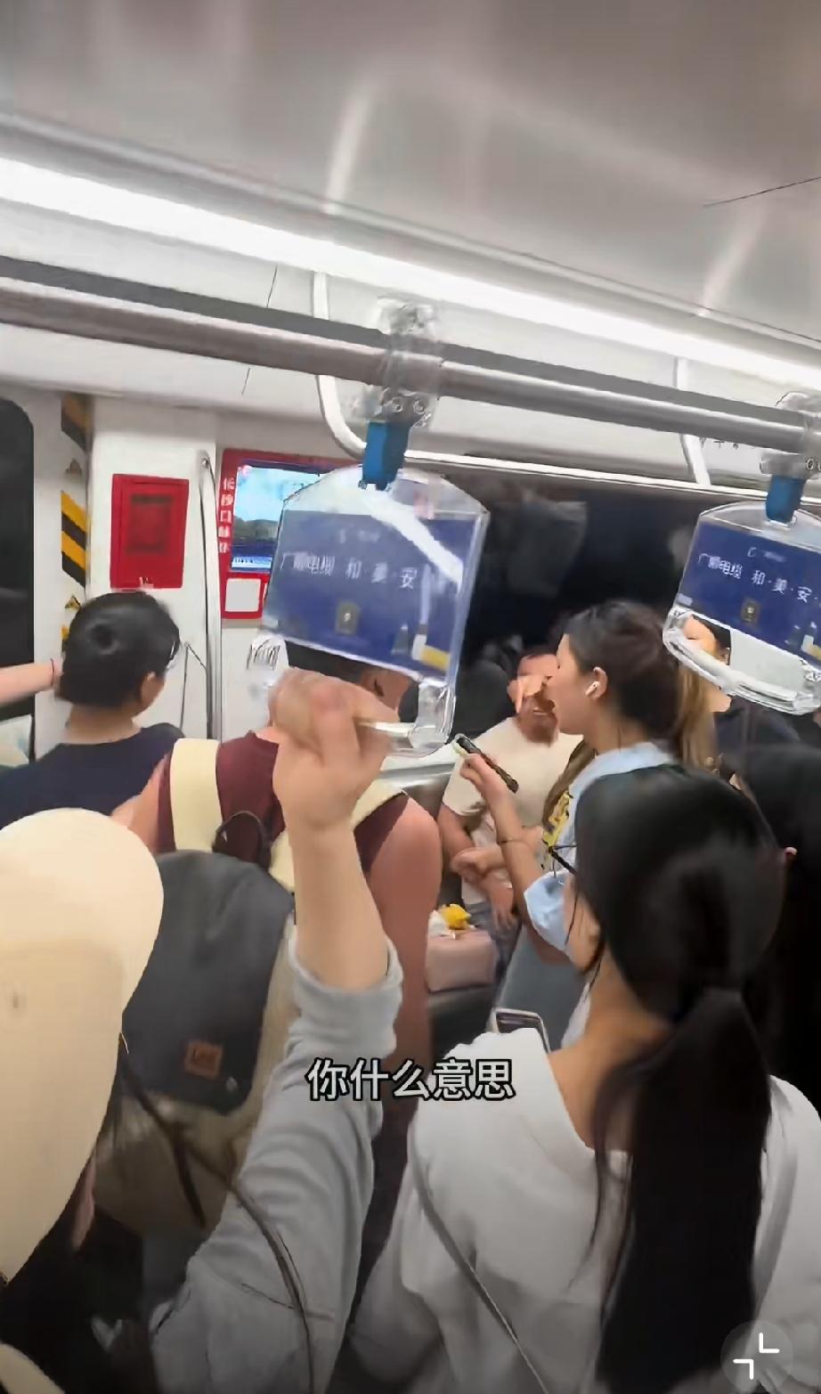 地铁里心寒的一幕：女孩好好坐在座位上，一位阿姨径直坐到了女孩身上。女孩被冒犯，气