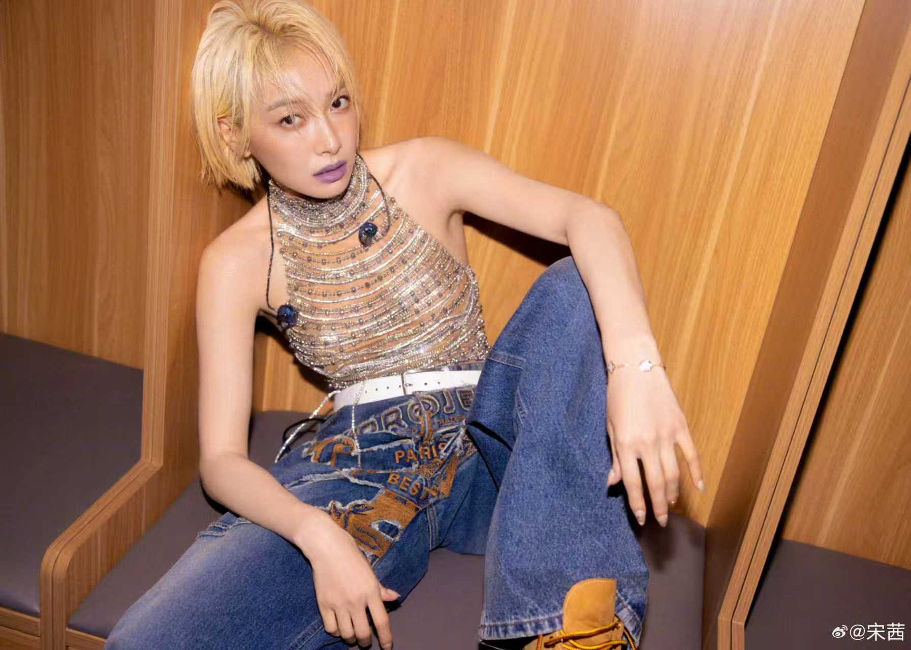 宋茜金发紫唇 宋茜金发紫唇，一整个被舞台上的美到了呀~是谁还在回味昨晚的《屋顶着