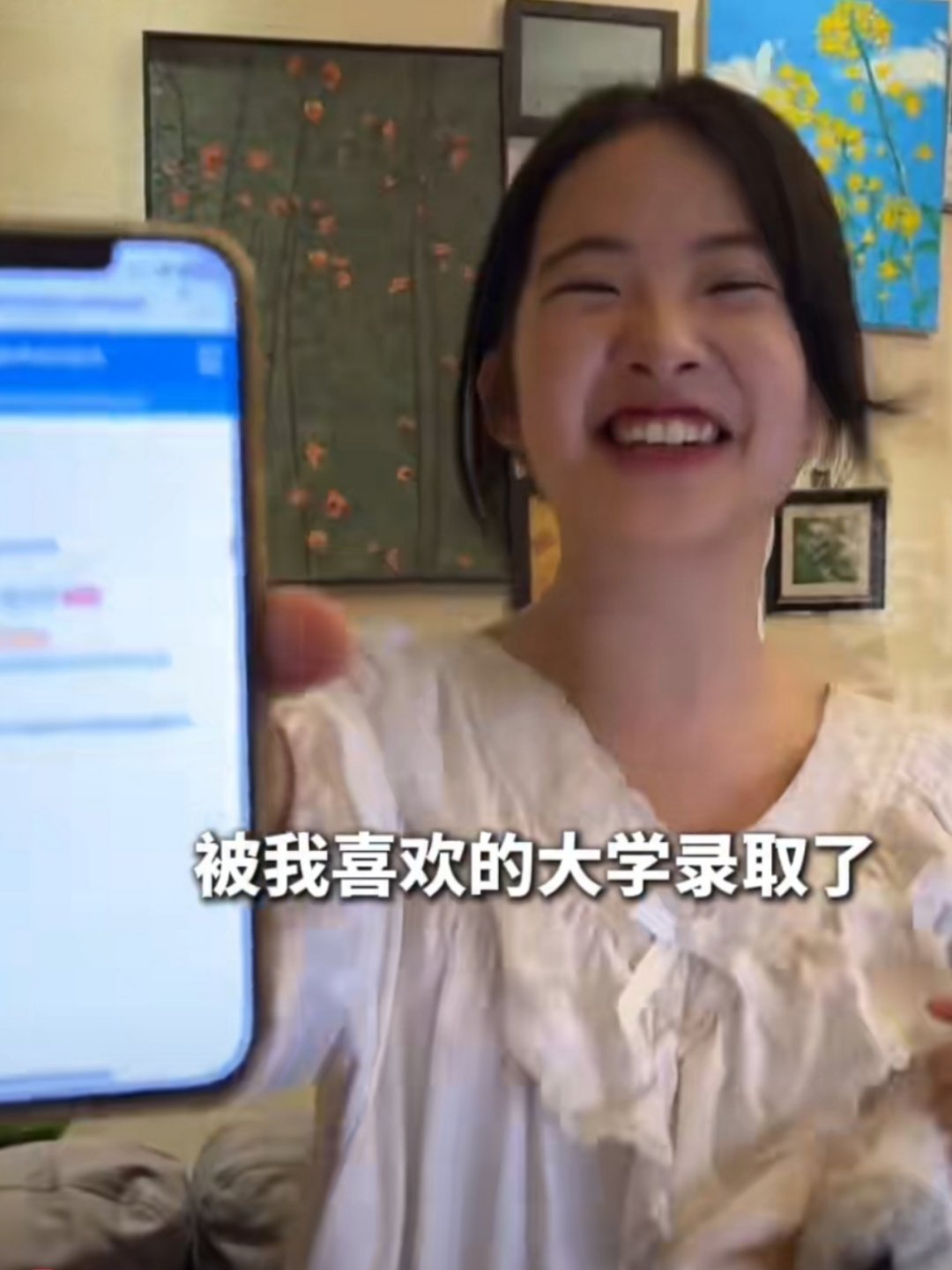 酷似林依晨女孩被心仪大学录取 高考期间，长相酷似林依晨的重庆女生李凤祥在网上走红