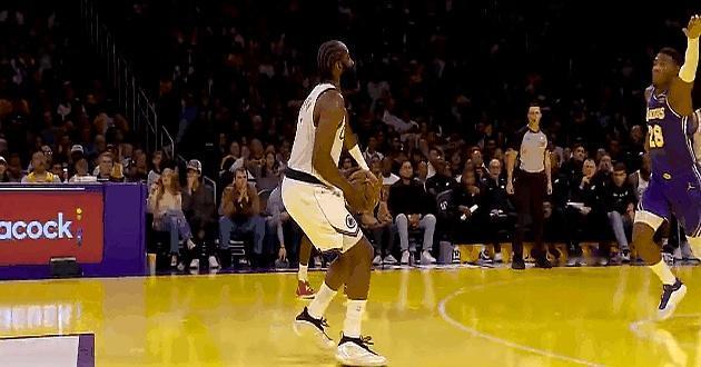 哈登直接被东契奇抢劫，手里的球瞬间没了，还赔上犯规。
 

看着东契奇拿着球冲向