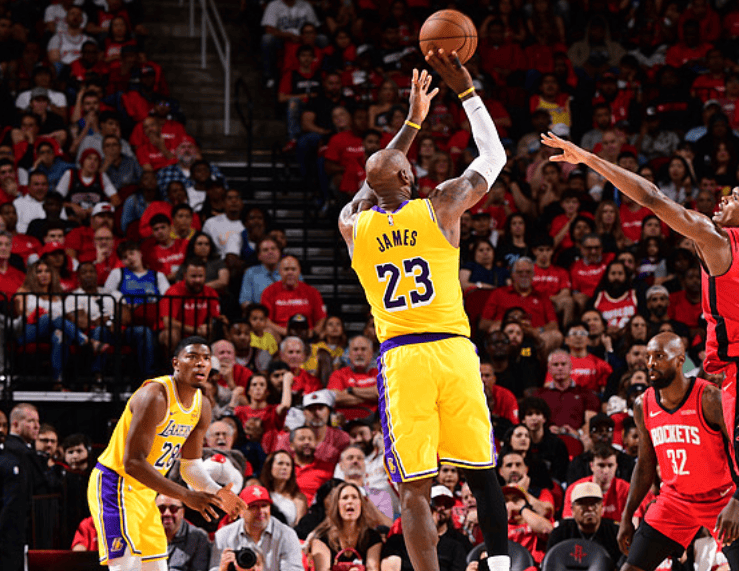 詹姆斯此前出战40+分钟时连续9场不胜，今日45分钟带队逆转