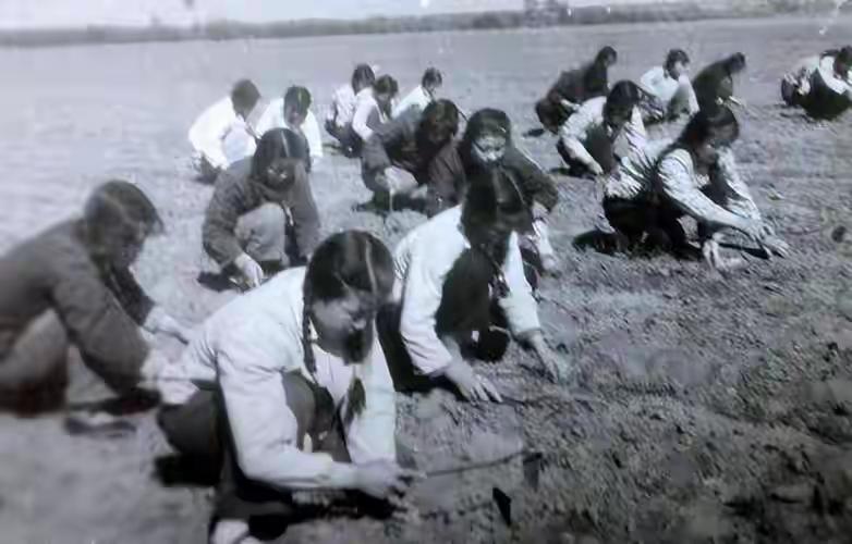 毛主席真是高明！逼干部下地干活，原来是为了防变质防变坏。

你说这招绝不绝？那时