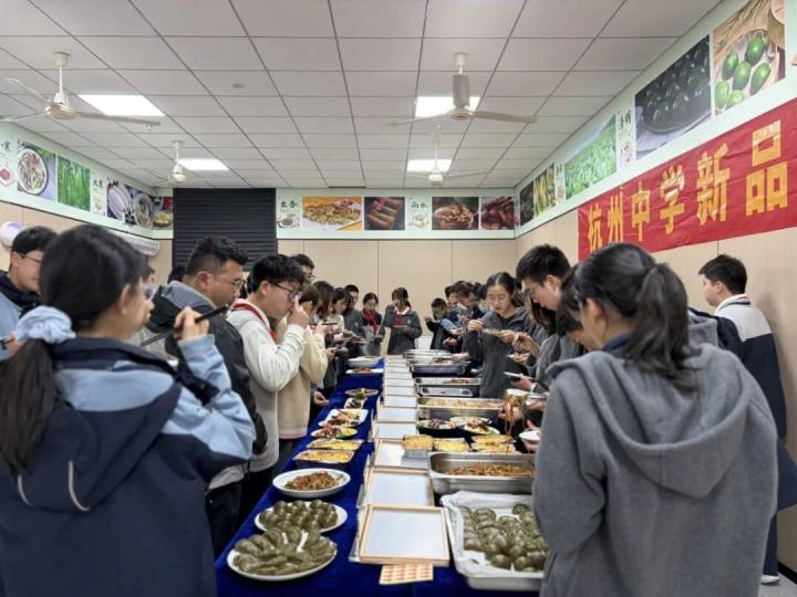 夯爆了！杭州这所知名初中实力宠娃，大厨绞尽脑汁出新菜，每月上新10多道菜学生先试吃